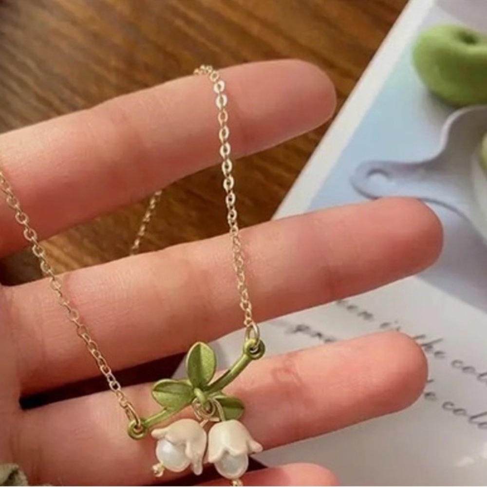Elegant Gold and Green Floral Pendant Necklace - Picture 3 of 5